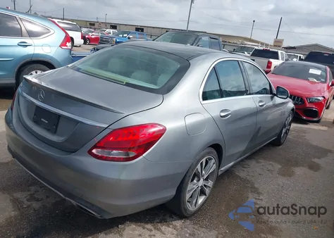 2016 Mercedes-Benz C 300 z USA, uszkodzony, nr VIN 55SWF4JB2GU123907